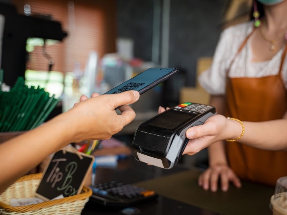 Countertop card terminal taking a contactless phone payment